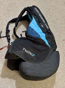 SKY TWIN 2 L Použité Karabiny Odlehčená Chránič pěnový Zacvakávací přezky Záložák na zádech