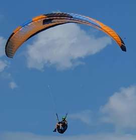SKY Paragliders Kudos 2 M 74-94kg Listovaný S listovacím obalem Nelétáno na písku TK čerstvá